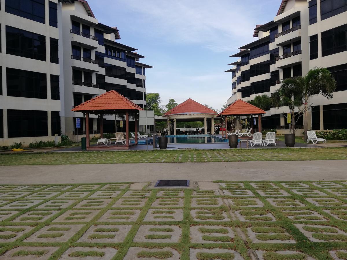 Studio At Samsuria Beach Resort Kampung Sungai Ular Exteriér fotografie